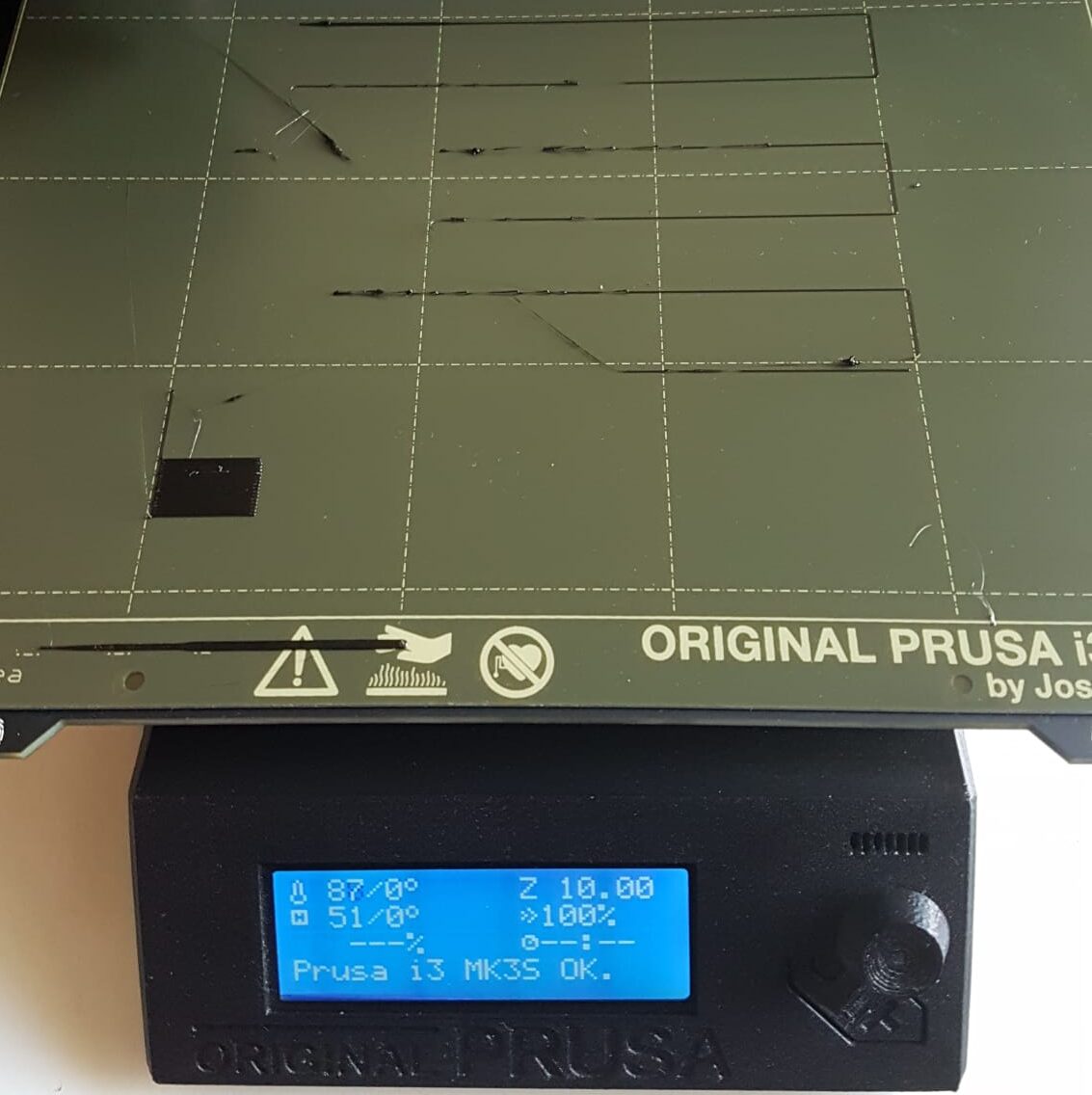 De Z-hoogte van de printer moet goed staan om de eerste laag goed neer te leggen. Dat gebeurt met de first layer calibration.